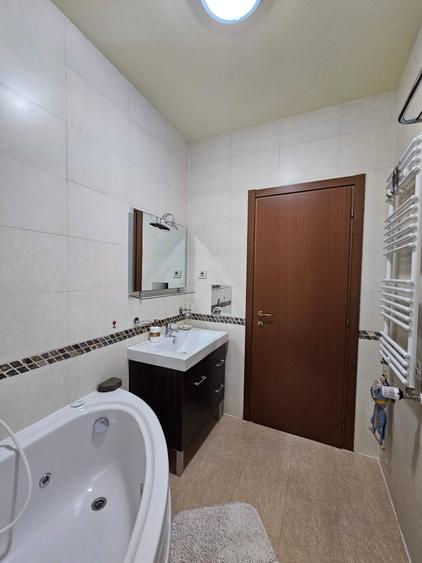 Apartament cu 3 camere semidecomandat, mobilat în Splaiul Independenței
