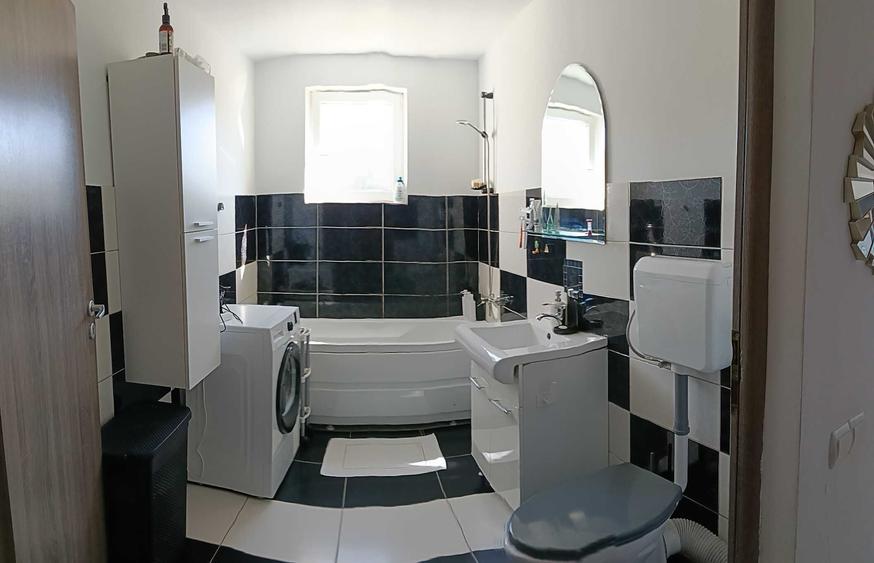 Apartament cu 3 camere semidecomandat în Florești