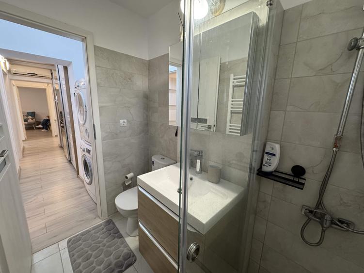 Apartament cu 3 camere decomandat, mobilat în
