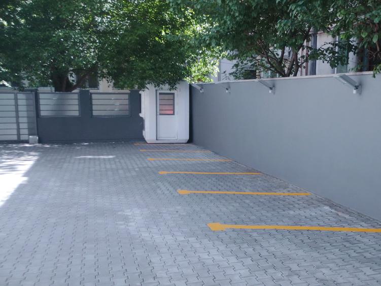Casă individuală cu 14 camere cu Canalizare în P-ța Victoriei