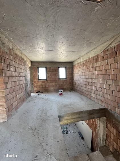 Casă cu 4 camere cu Teren 376 Mp în Stupini