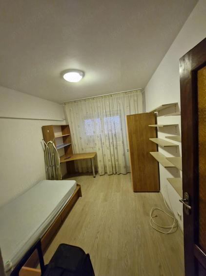 Apartament cu 3 camere decomandat în Rovine