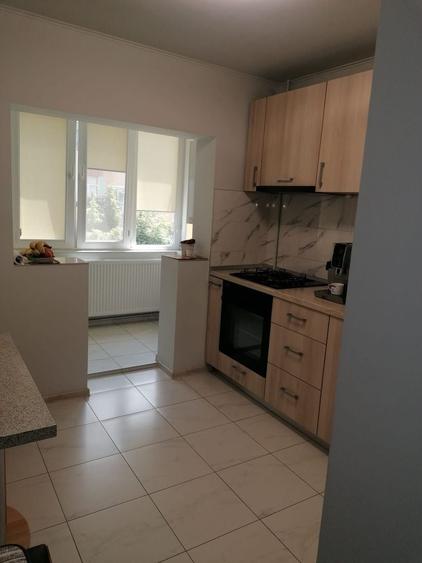 Apartament cu 3 camere decomandat, mobilat în Girocului