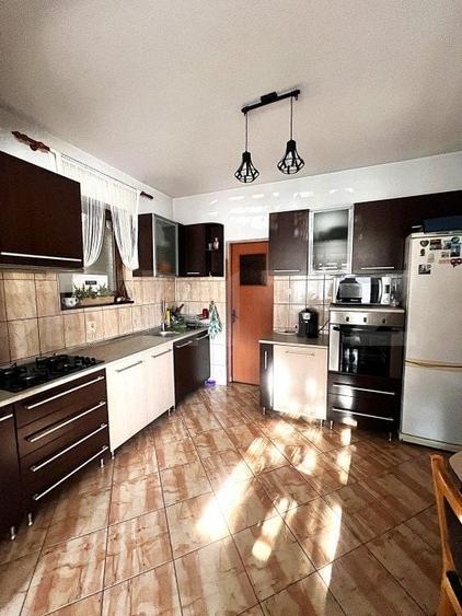 Casă individuală cu 6 camere cu Canalizare în Dâmbul Rotund