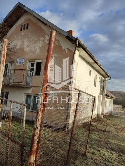 Casă cu Teren 825 Mp în Lăpușnicu Mare