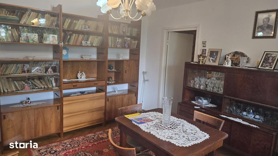 Apartament cu 3 camere semidecomandat în Gojdu