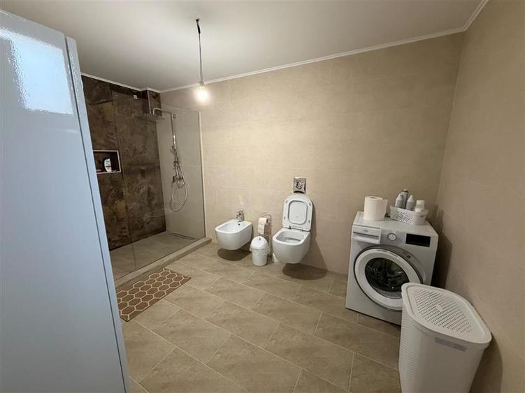 Casă individuală cu 4 camere cu Garaj în Vest