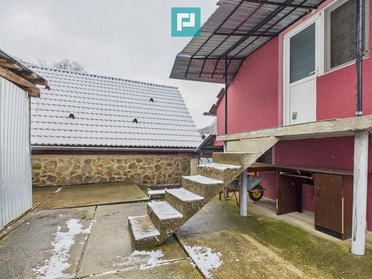 Casă individuală cu 5 camere cu Canalizare în Est