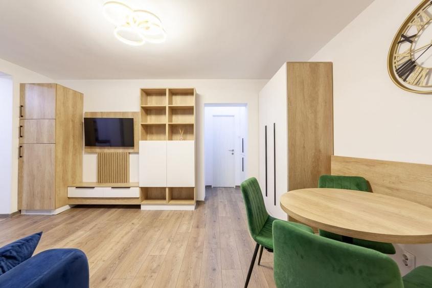 Apartament cu 3 camere semidecomandat, mobilat în Calea București