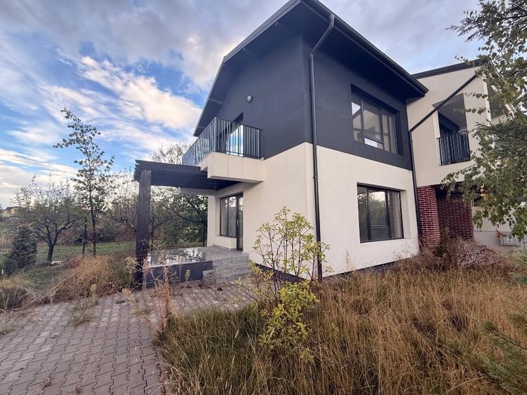 Duplex cu 4 camere cu Canalizare în Brătășanca