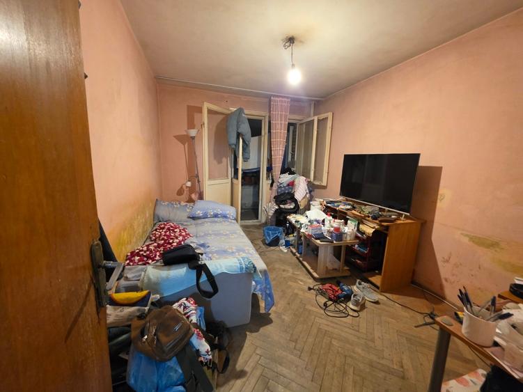 Apartament cu 3 camere semidecomandat în Titan