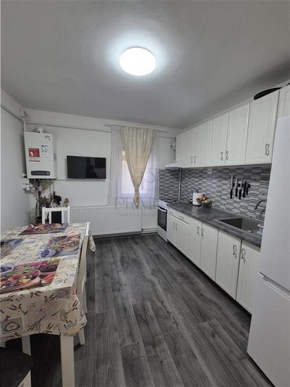Apartament cu 2 camere semidecomandat, mobilat în Dâmbovița