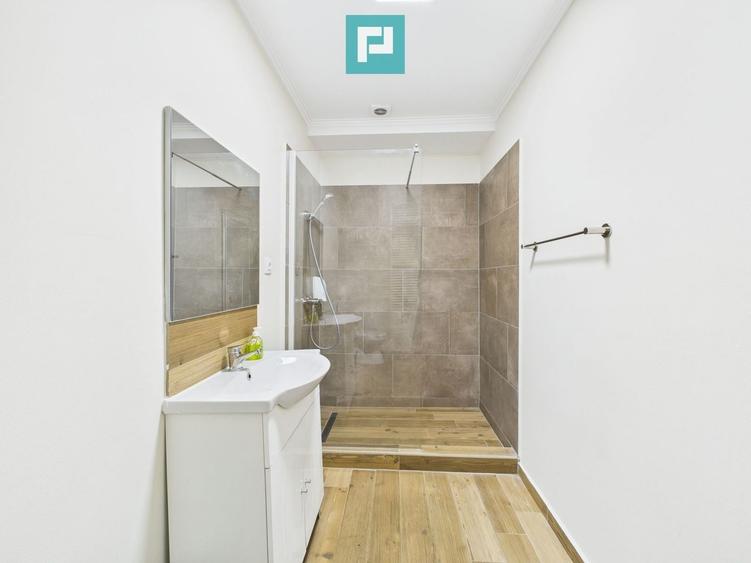 Casă individuală cu 8 camere cu Canalizare în Aradul Nou