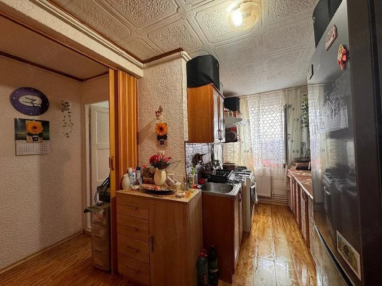 Apartament cu 3 camere semidecomandat în Gojdu