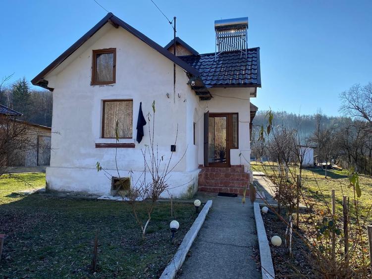 Casă cu 3 camere cu Teren 1008 Mp în Coșești