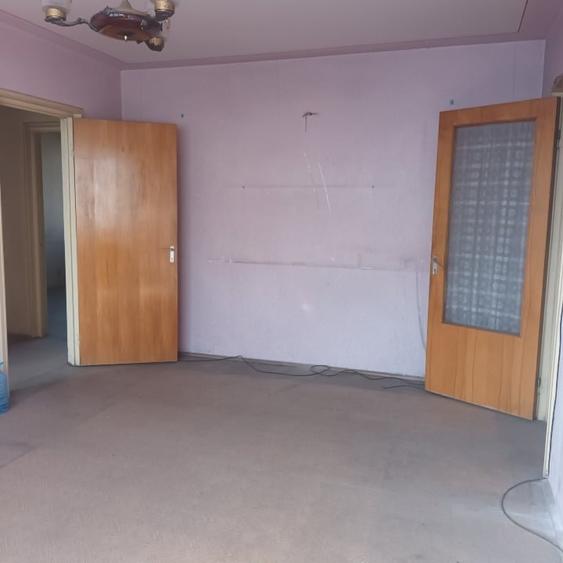 Apartament cu 3 camere semidecomandat în Rahova
