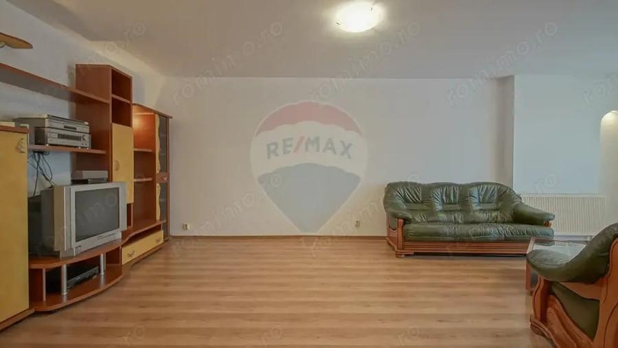 Apartament cu 3 camere decomandat în 13 Decembrie