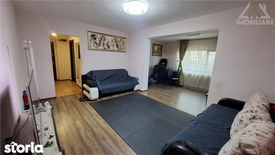Apartament cu 3 camere semidecomandat în Central
