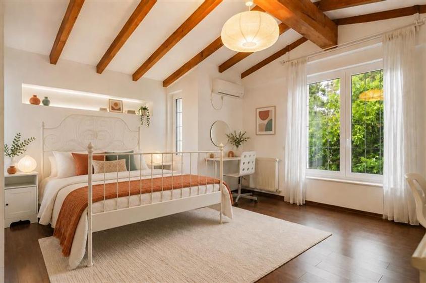 Casă cu 8 camere cu Teren 1000 Mp în Central