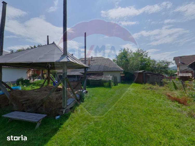 Casă cu 8 camere cu Teren 2694 Mp în Rona de Sus