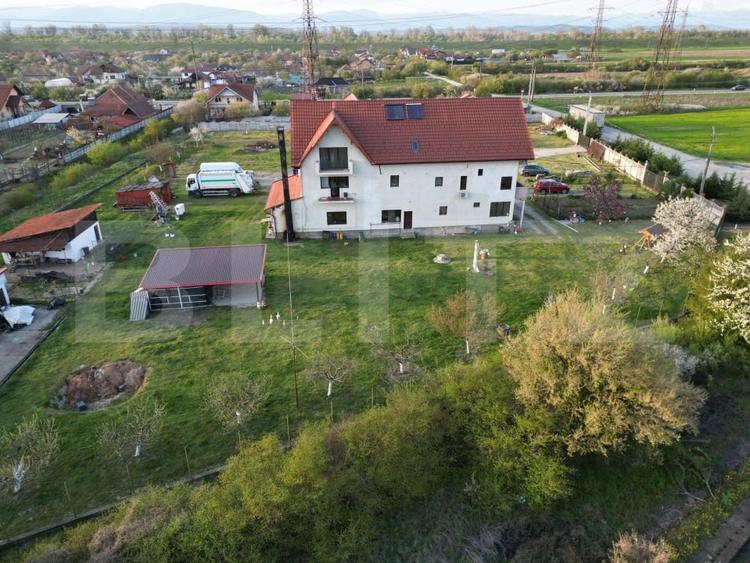 Casă individuală cu 8 camere cu Teren 3000 Mp în Exterior Sud