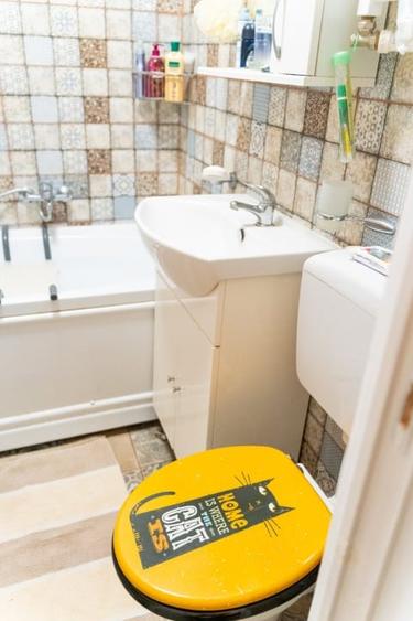 Casă individuală cu 5 camere cu Canalizare în Central