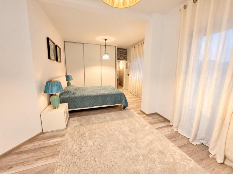 Apartament cu 4 camere semidecomandat în Universitate