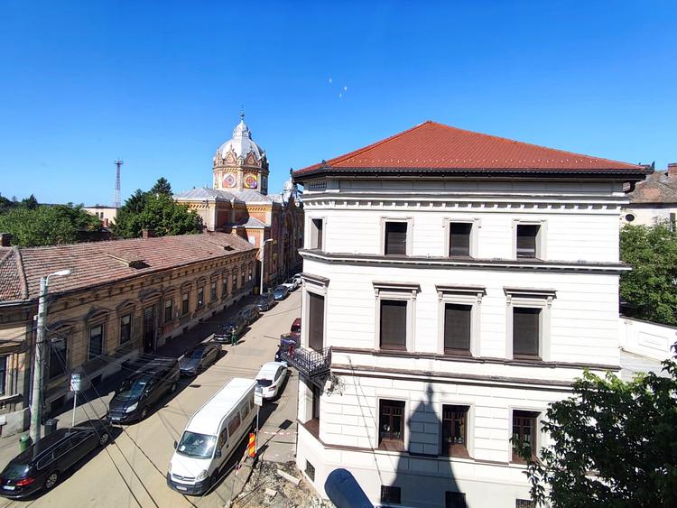 Apartament cu 3 camere decomandat, mobilat în Neptun