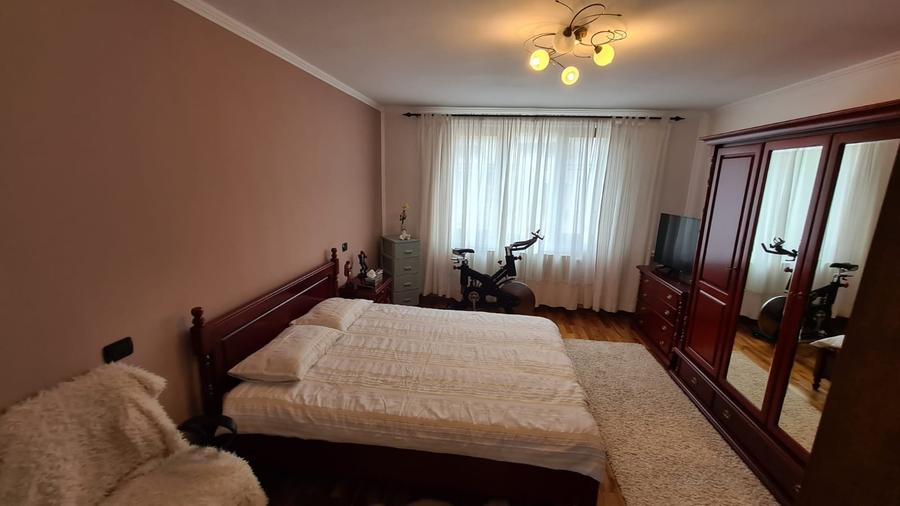 Casă individuală cu 6 camere cu Garaj în Aurel Vlaicu