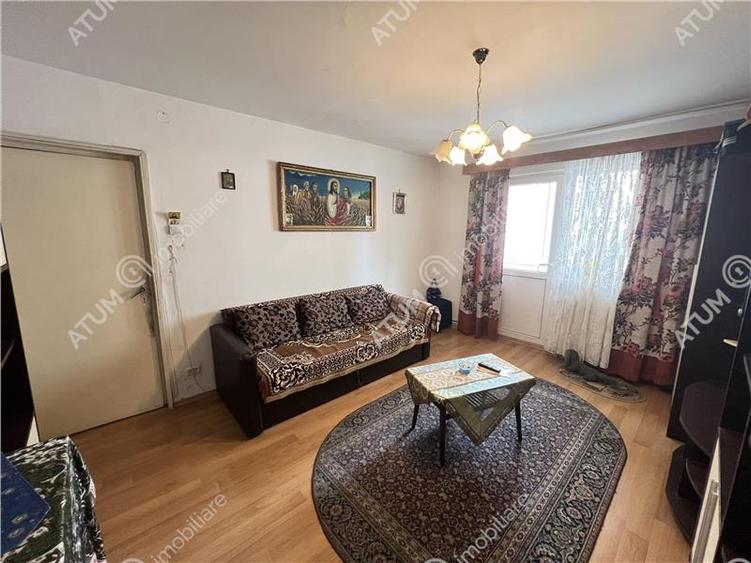 Apartament cu 3 camere semidecomandat, mobilat în Aeroport