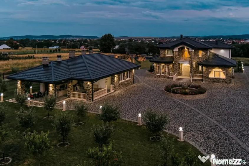 Casă cu 8 camere cu Teren 11880 Mp în Horodnic