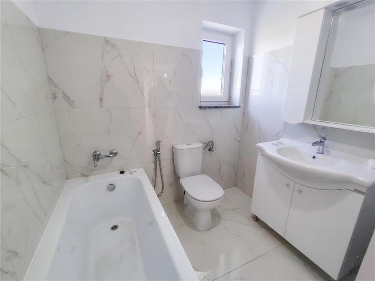 Duplex cu 4 camere cu Canalizare în Ipotești