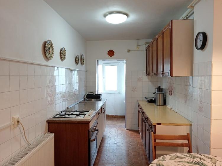 Apartament cu 4 camere decomandat, mobilat în Ultracentral