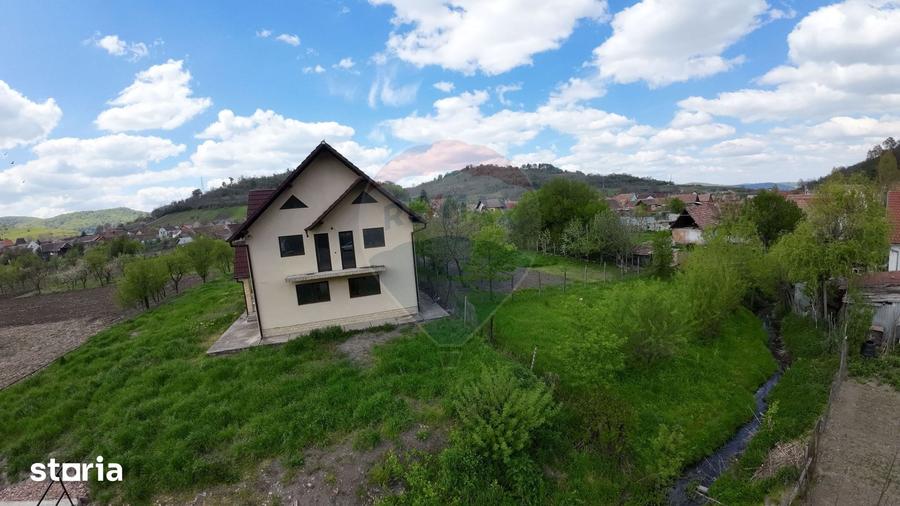 Casă cu 6 camere cu Teren 268 Mp în Moșna