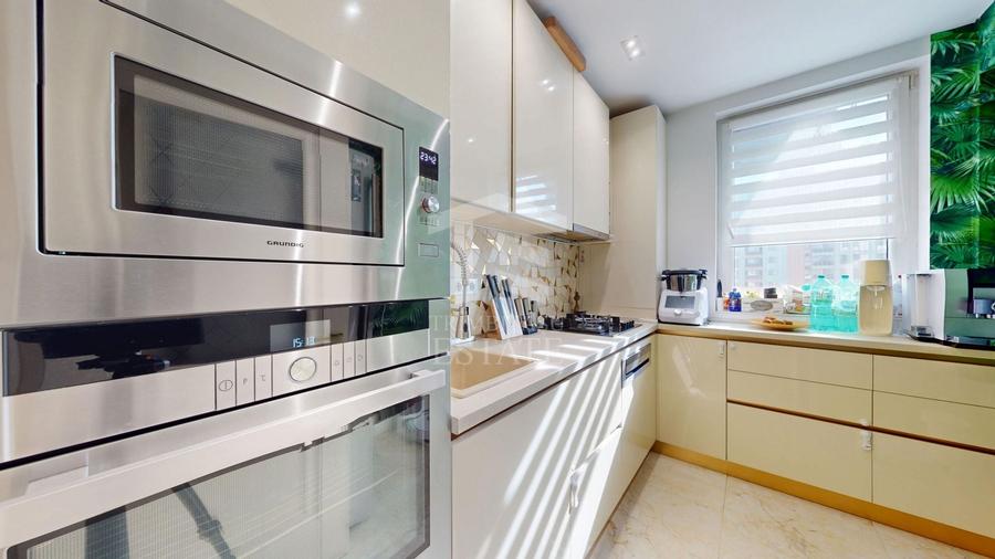 Apartament cu 3 camere decomandat, mobilat în Exterior Vest