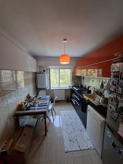 Apartament cu 3 camere decomandat, mobilat în Tomis III