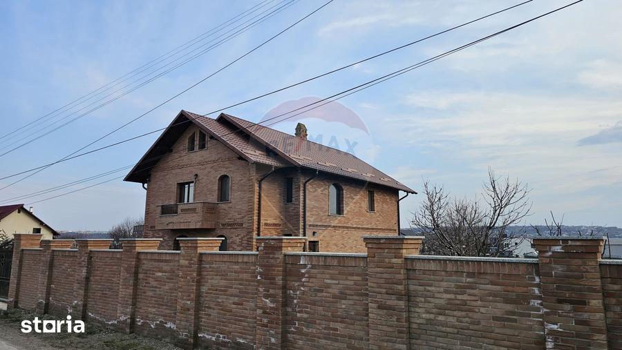 Casă cu 5 camere cu Teren 840 Mp în Șcheia
