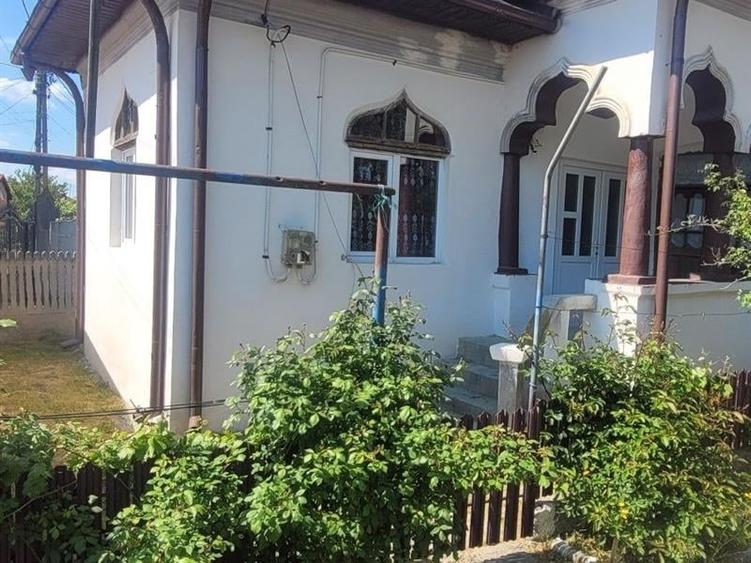 Casă individuală cu 4 camere cu Canalizare în Teasc