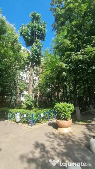 Apartament cu 3 camere semidecomandat în Berceni