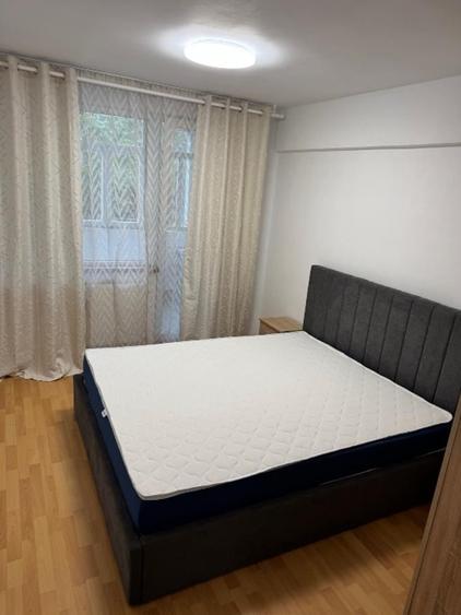 Apartament cu 4 camere semidecomandat, mobilat în Dristor