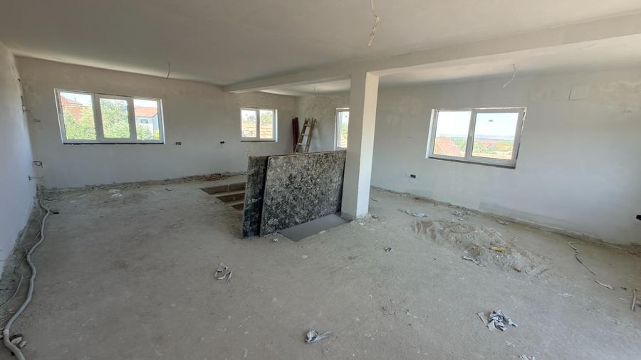 Casă cu 7 camere cu Teren 380 Mp în Poplaca