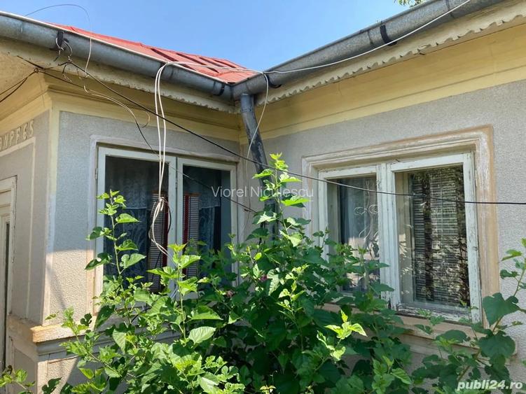 Vand casa la curte in Rosiori de Vede jud Teleorman, din paianta, cu 5 camere.
