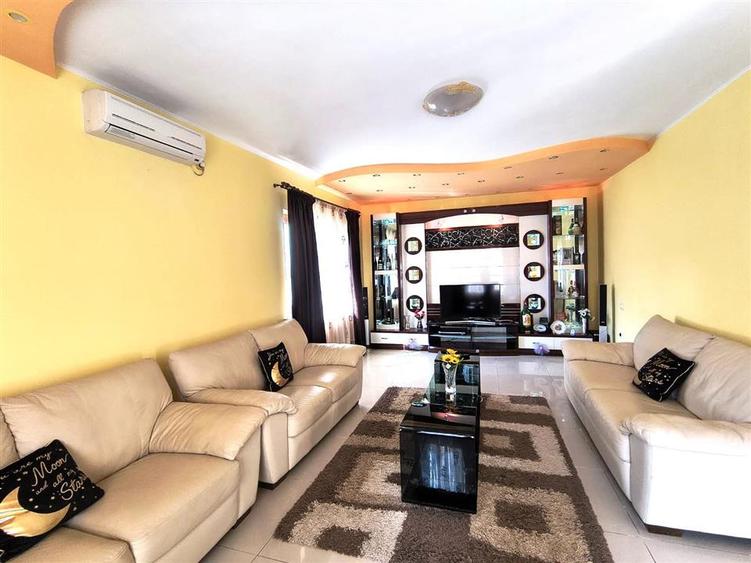 Casă cu 7 camere cu Teren 400 Mp în Lazu