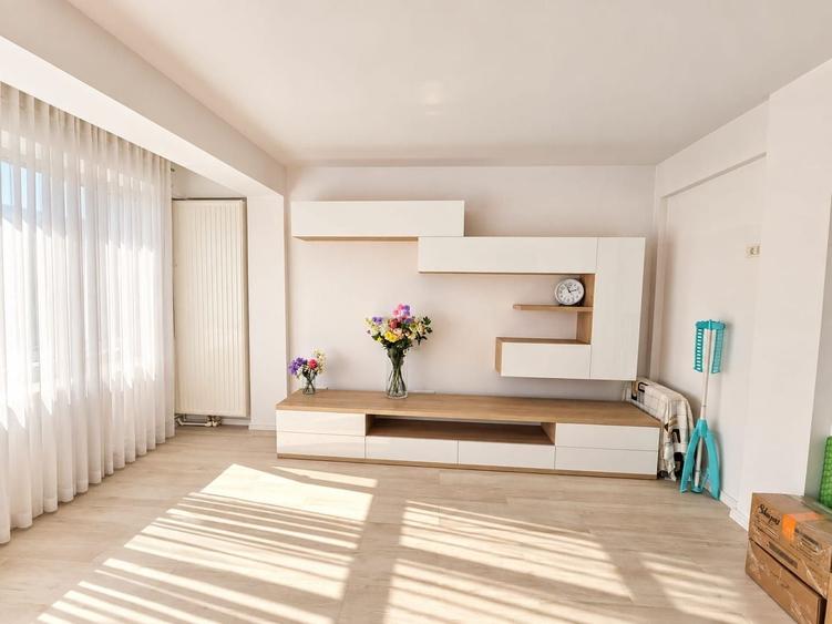 Apartament cu 3 camere decomandat, mobilat în Faleza Nord