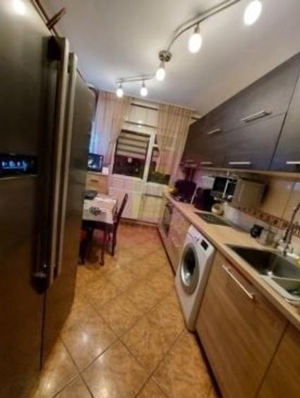 Apartament cu 3 camere semidecomandat în Sebastian