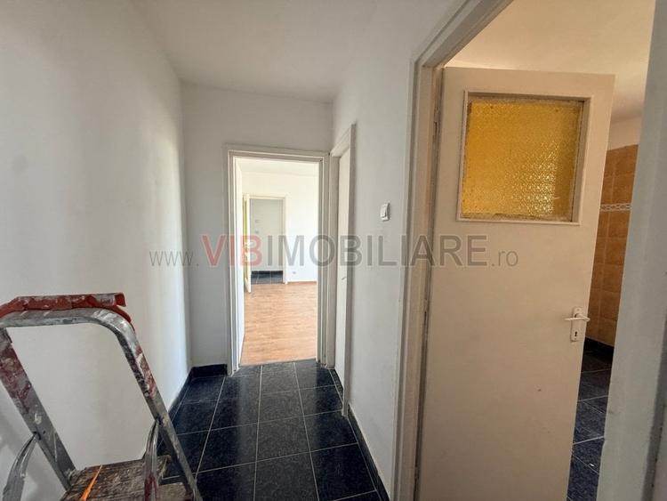 Apartament cu 3 camere semidecomandat în Lizeanu