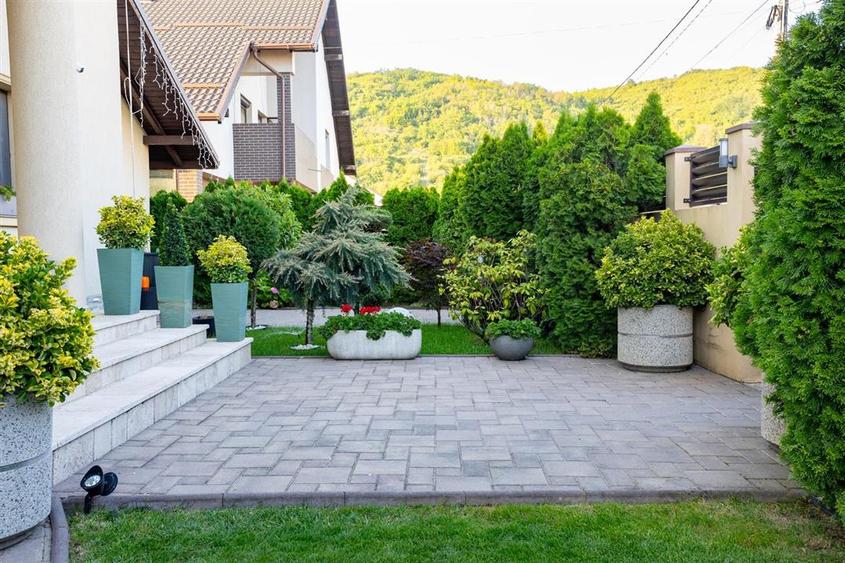 Casă cu 6 camere cu Teren 1700 Mp în Exterior Nord