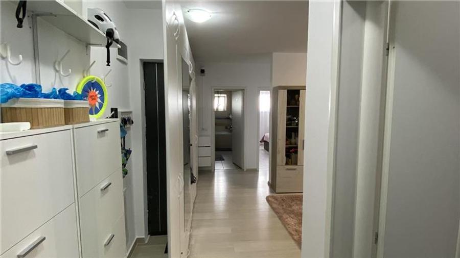 Apartament cu 3 camere semidecomandat, mobilat în Turnișor