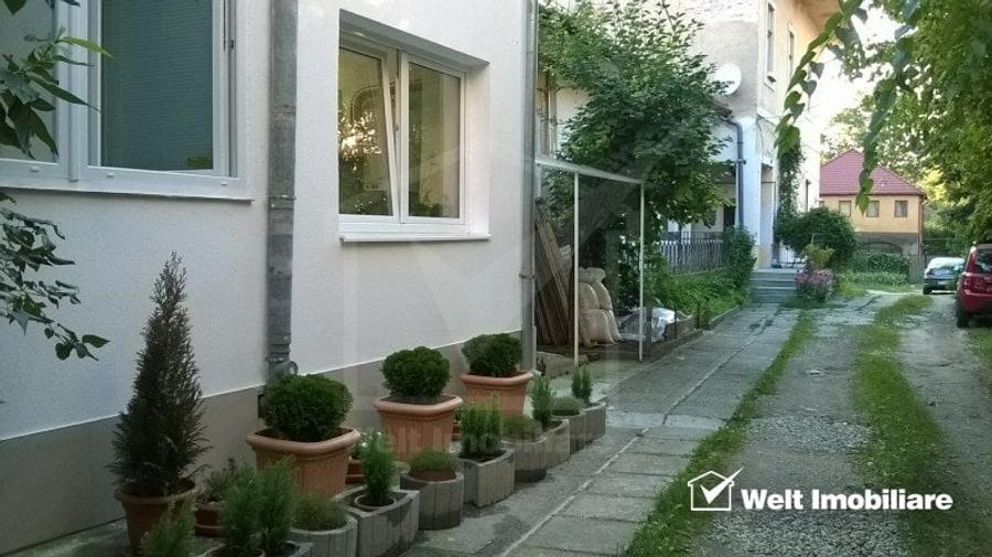 Apartament cu 3 camere semidecomandat în Central