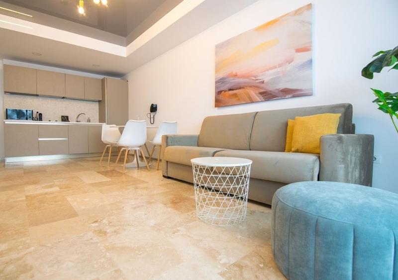 Apartament cu 2 camere decomandat, mobilat în Central